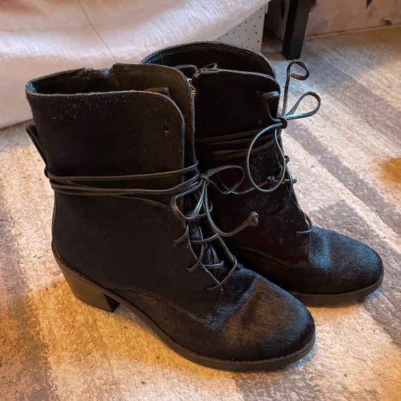 UGG Boots - Picture 5 of 9
